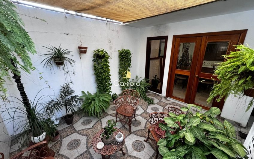 se VENDE casa de dos pisos en privada viñedos