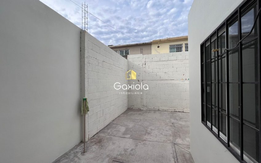 casa RENTA con recamara en planta baja valle alto