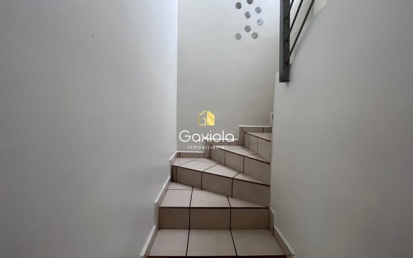 casa RENTA con recamara en planta baja valle alto