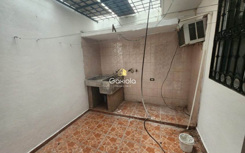 se RENTA casa de dos pisos sector Santa Fe