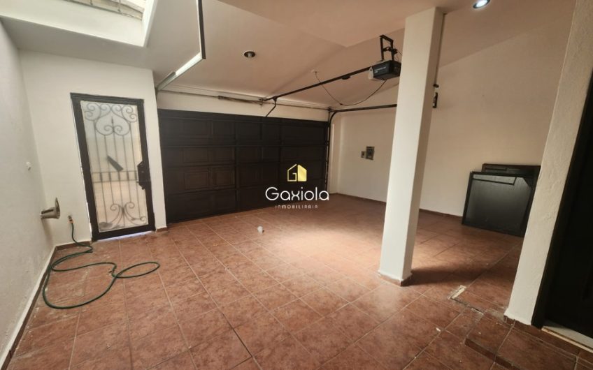 se RENTA casa de dos pisos sector Santa Fe