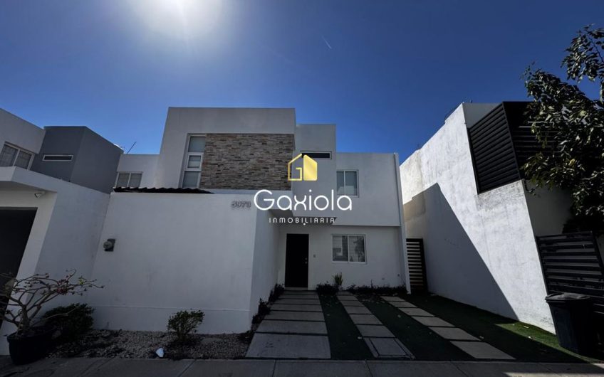 Se RENTA casa ubicada en Privada con acceso controlado, La Perla, Perisur