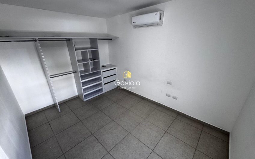 Se RENTA casa ubicada en Privada con acceso controlado, La Perla, Perisur