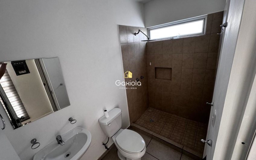 Se RENTA casa ubicada en Privada con acceso controlado, La Perla, Perisur