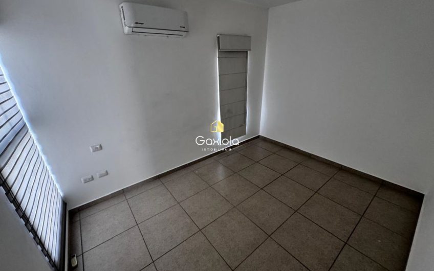 Se RENTA casa ubicada en Privada con acceso controlado, La Perla, Perisur