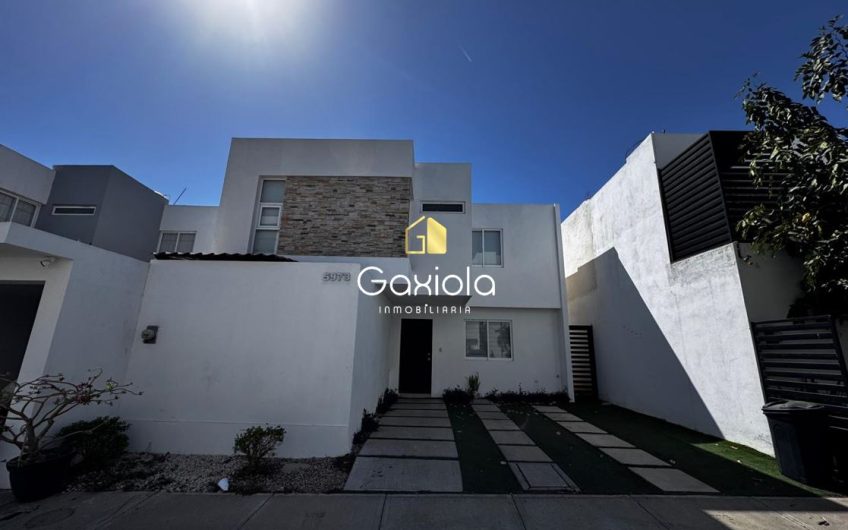 Se RENTA casa ubicada en Privada con acceso controlado, La Perla, Perisur