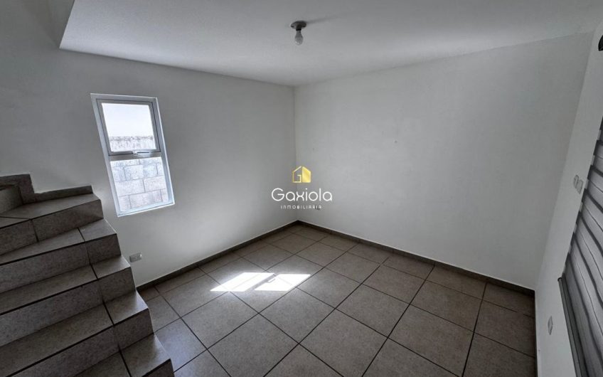 Se RENTA casa ubicada en Privada con acceso controlado, La Perla, Perisur