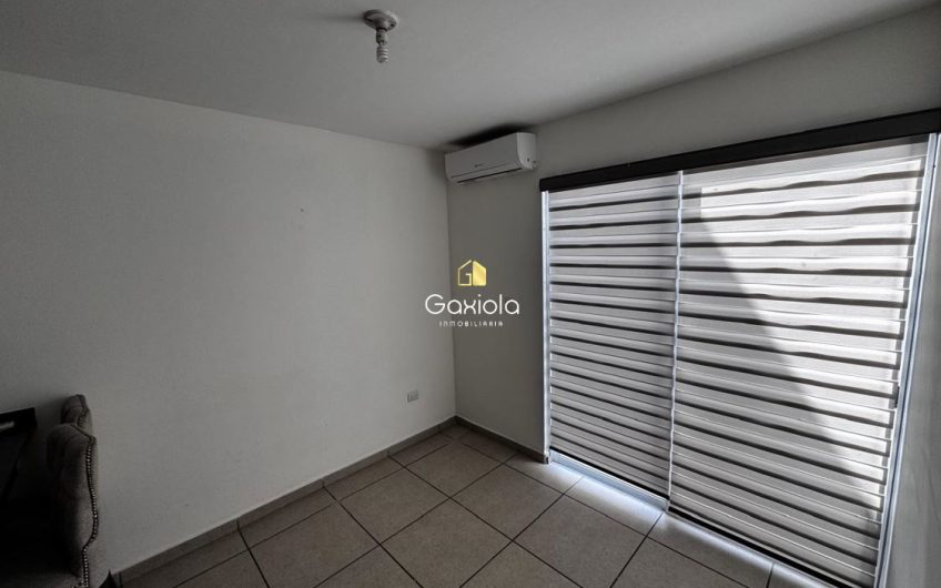 Se RENTA casa ubicada en Privada con acceso controlado, La Perla, Perisur
