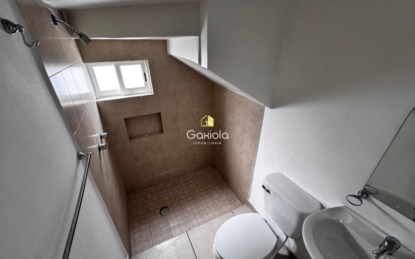 Se RENTA casa ubicada en Privada con acceso controlado, La Perla, Perisur