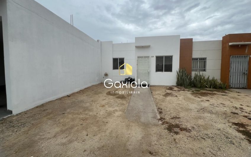 Se RENTA casa semiamueblada en Valle Alto