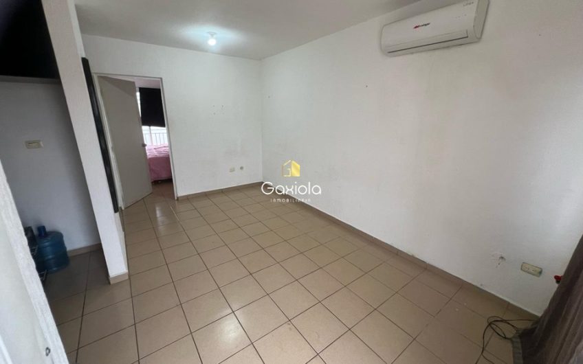 Se RENTA casa semiamueblada en Valle Alto