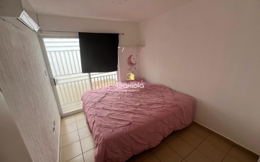 Se RENTA casa semiamueblada en Valle Alto
