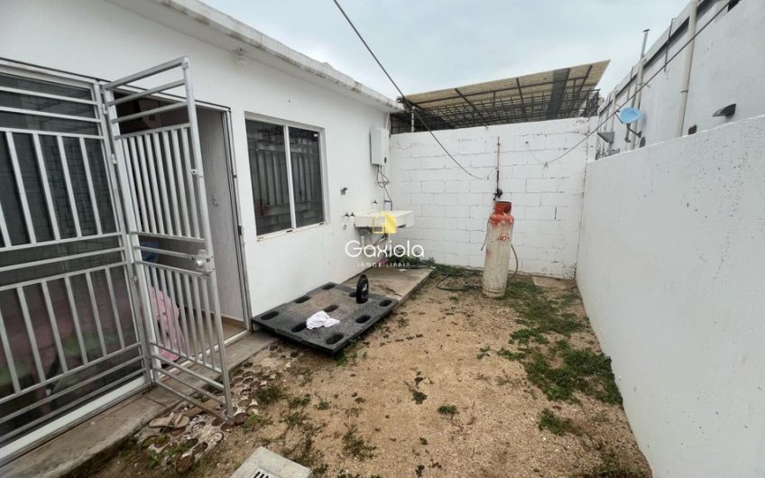Se RENTA casa semiamueblada en Valle Alto