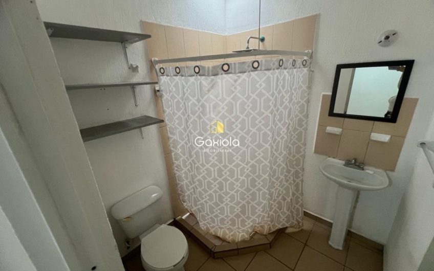 Se RENTA casa semiamueblada en Valle Alto