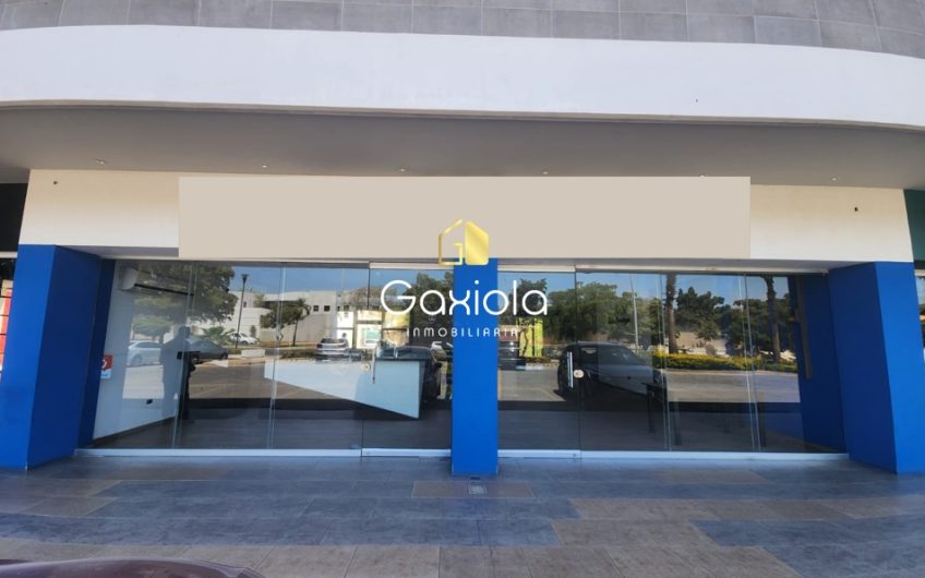 Se RENTAN dos locales comerciales con terraza en plaza 500
