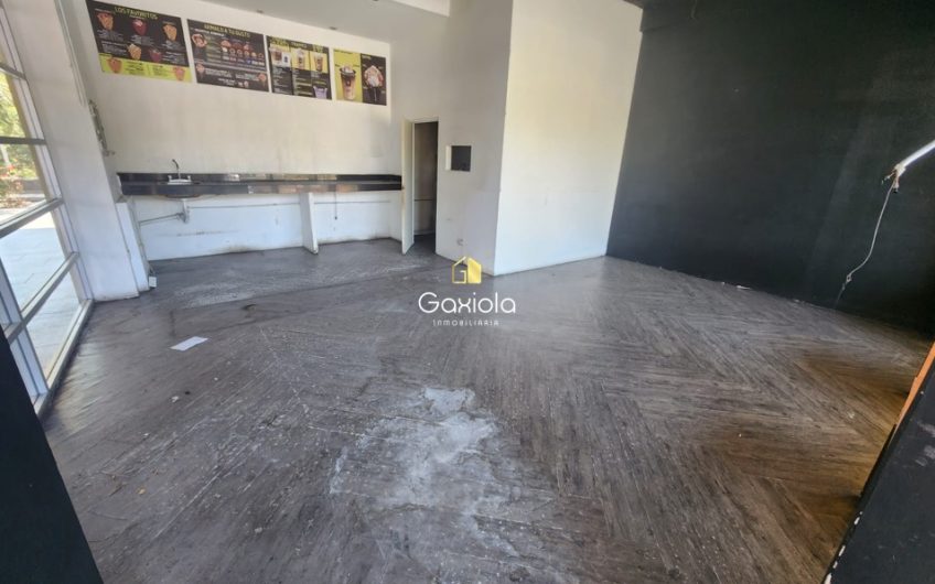 Se RENTA local comercial en plaza 500, Malecon Nuevo