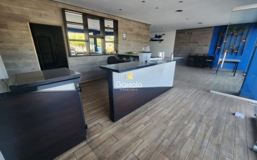 Se RENTAN dos locales comerciales con terraza en plaza 500