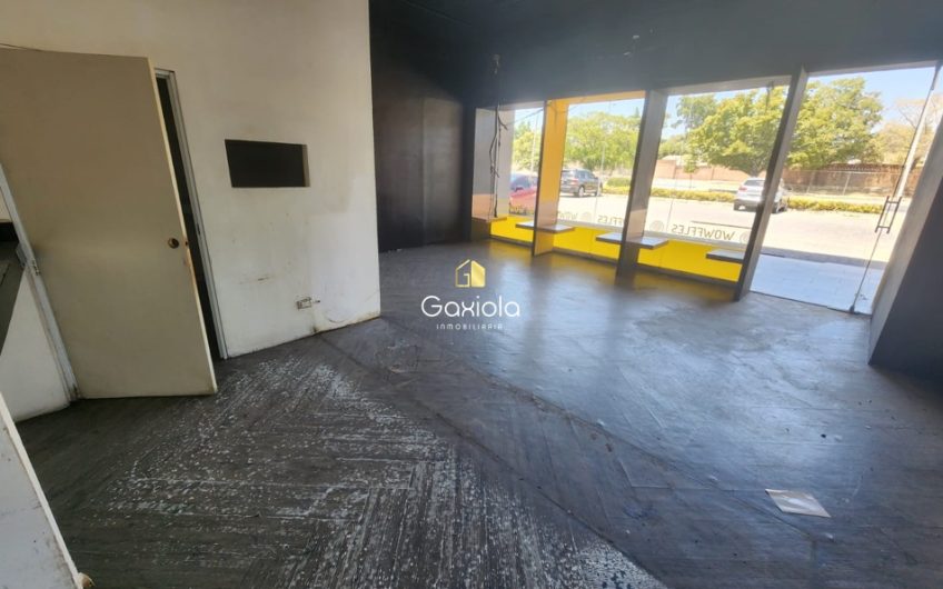 Se RENTA local comercial en plaza 500, Malecon Nuevo