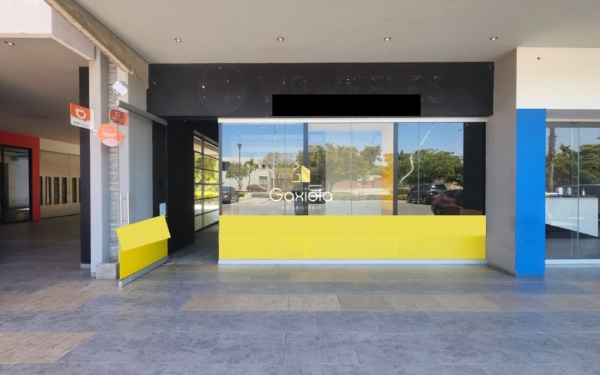 Se RENTA local comercial en plaza 500, Malecon Nuevo