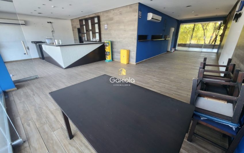 Se RENTAN dos locales comerciales con terraza en plaza 500