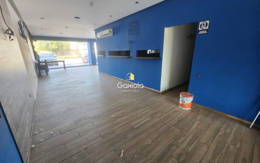 Se RENTAN dos locales comerciales con terraza en plaza 500