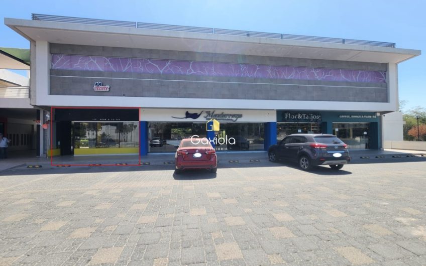 Se RENTA local comercial en plaza 500, Malecon Nuevo