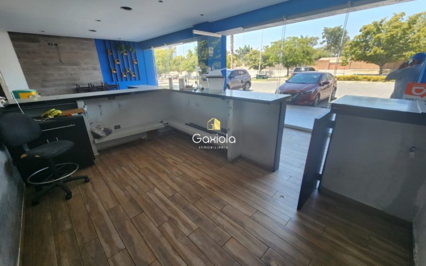 Se RENTAN dos locales comerciales con terraza en plaza 500