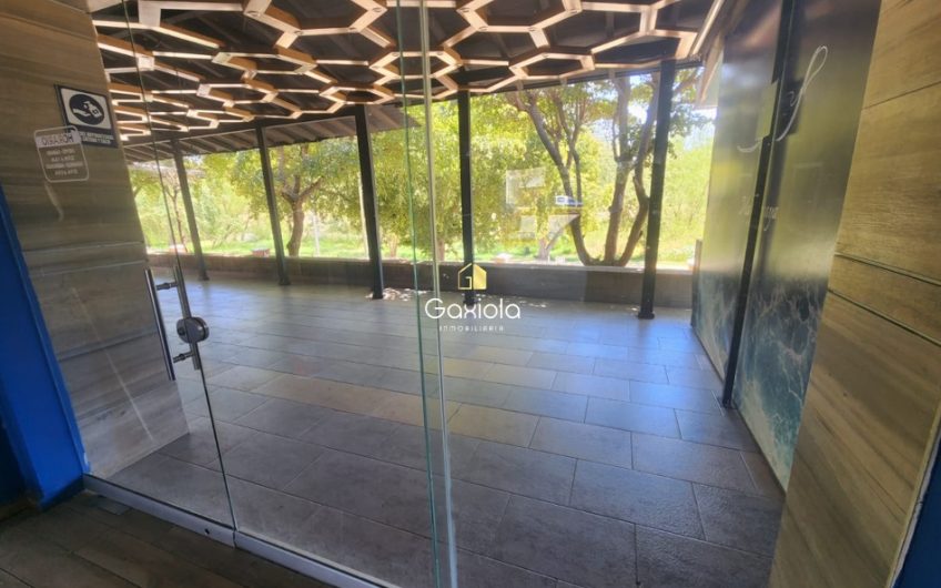 Se RENTAN dos locales comerciales con terraza en plaza 500
