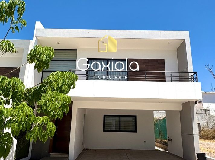 Se RENTA casa con acceso controlado y área comun con alberca, cerca de plaza sendero