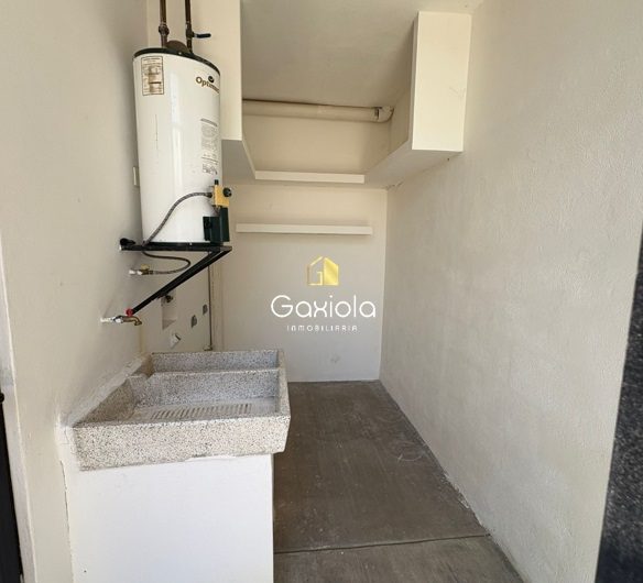 Se RENTA casa con acceso controlado y área comun con alberca, cerca de plaza sendero