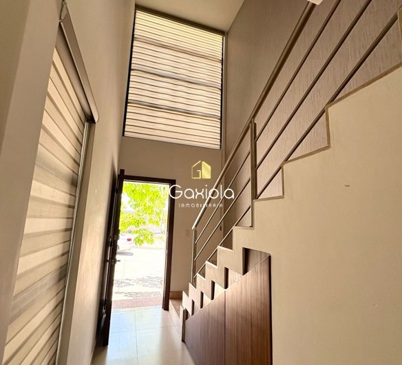 Se RENTA casa con acceso controlado y área comun con alberca, cerca de plaza sendero
