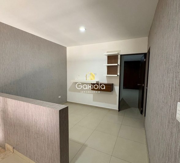 Se RENTA casa con acceso controlado y área comun con alberca, cerca de plaza sendero