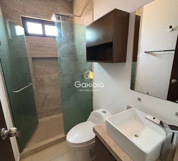Se RENTA casa con acceso controlado y área comun con alberca, cerca de plaza sendero