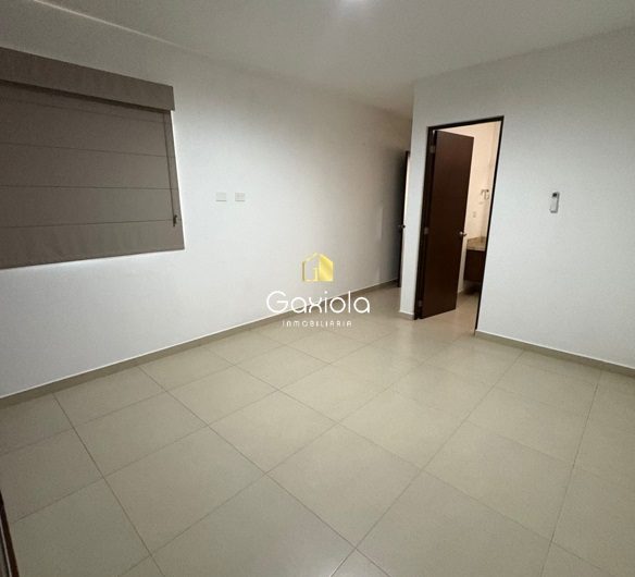 Se RENTA casa con acceso controlado y área comun con alberca, cerca de plaza sendero