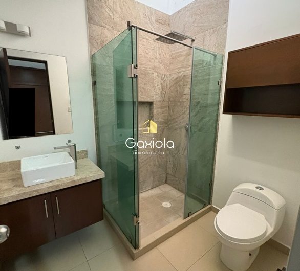 Se RENTA casa con acceso controlado y área comun con alberca, cerca de plaza sendero