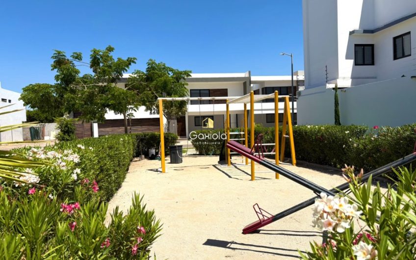 Se RENTA casa con acceso controlado y área comun con alberca, cerca de plaza sendero