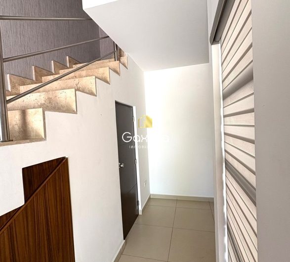 Se RENTA casa con acceso controlado y área comun con alberca, cerca de plaza sendero