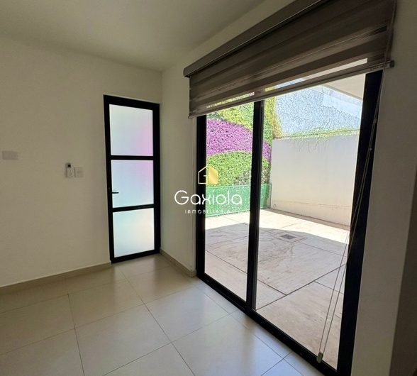 Se RENTA casa con acceso controlado y área comun con alberca, cerca de plaza sendero