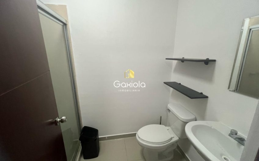 Se RENTA casa amueblada en privada La Perla con acceso controlado y área común