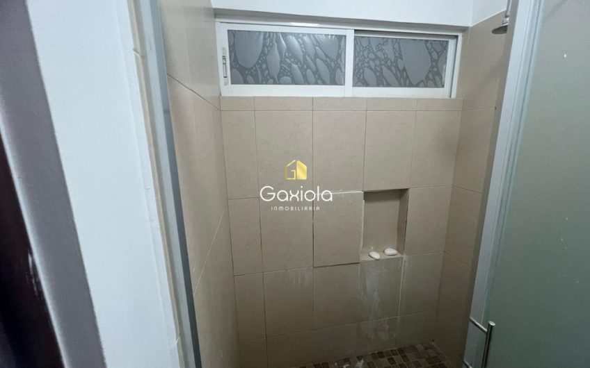 Se RENTA casa amueblada en privada La Perla con acceso controlado y área común