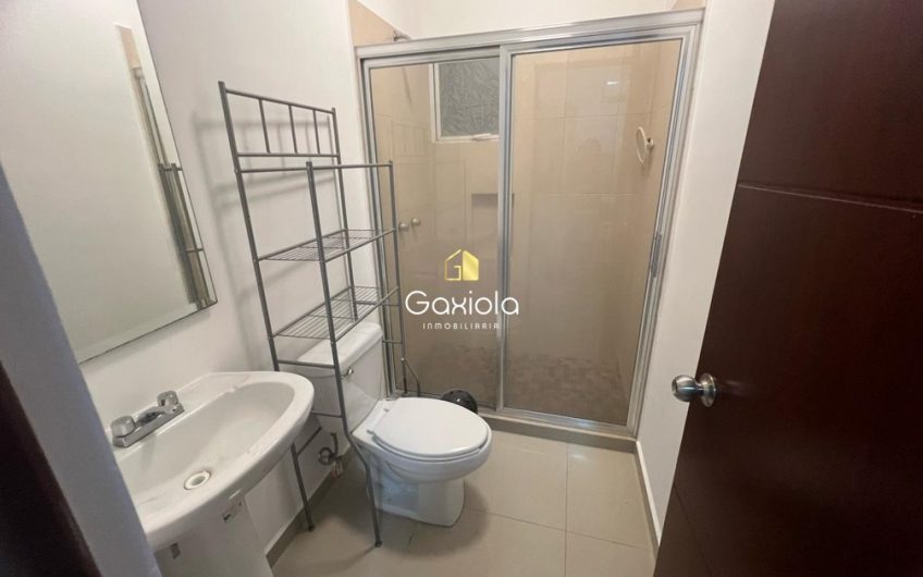 Se RENTA casa amueblada en privada La Perla con acceso controlado y área común