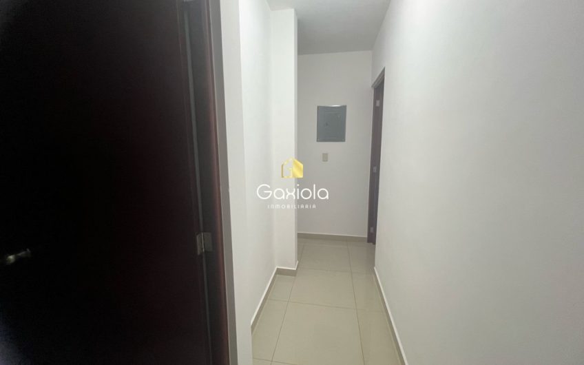 Se RENTA casa amueblada en privada La Perla con acceso controlado y área común