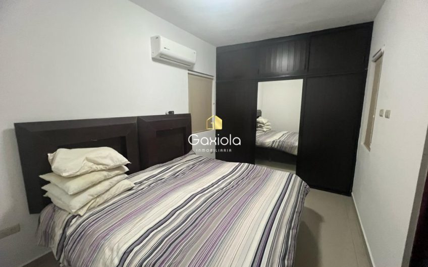 Se RENTA casa amueblada en privada La Perla con acceso controlado y área común
