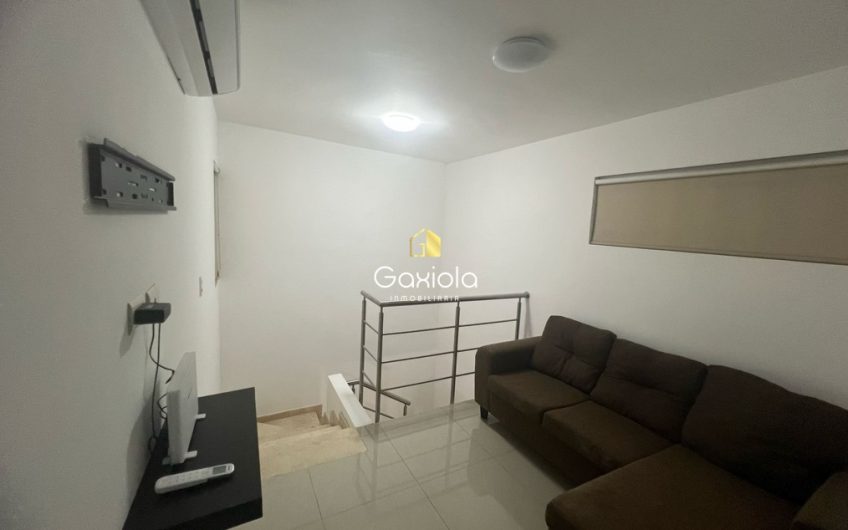 Se RENTA casa amueblada en privada La Perla con acceso controlado y área común