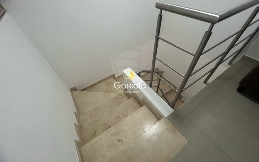 Se RENTA casa amueblada en privada La Perla con acceso controlado y área común