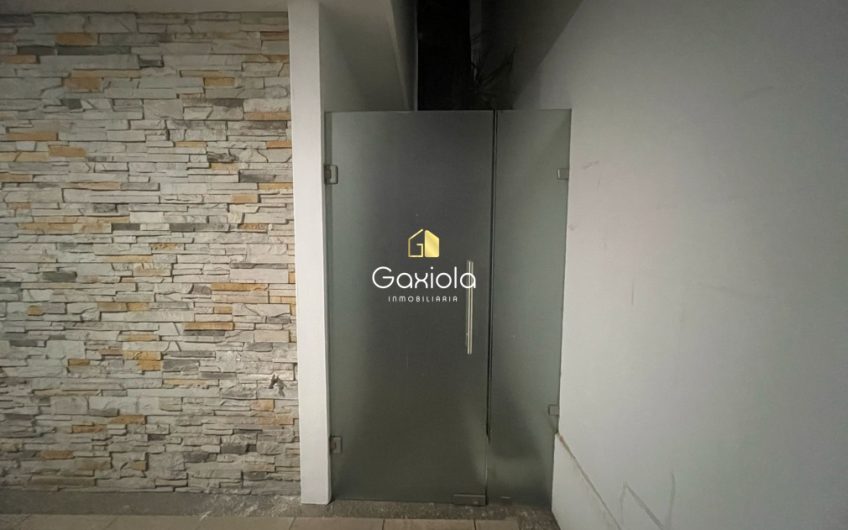 Se RENTA casa amueblada en privada La Perla con acceso controlado y área común