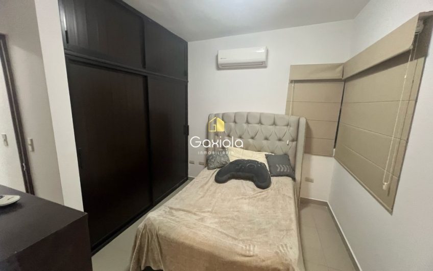 Se RENTA casa amueblada en privada La Perla con acceso controlado y área común