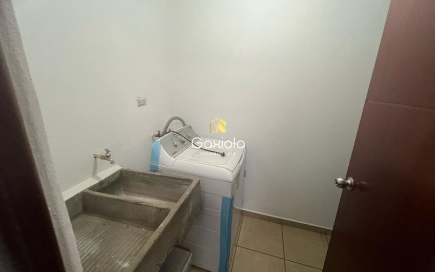 Se RENTA casa amueblada en privada La Perla con acceso controlado y área común