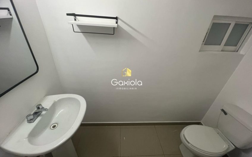 Se RENTA casa amueblada en privada La Perla con acceso controlado y área común