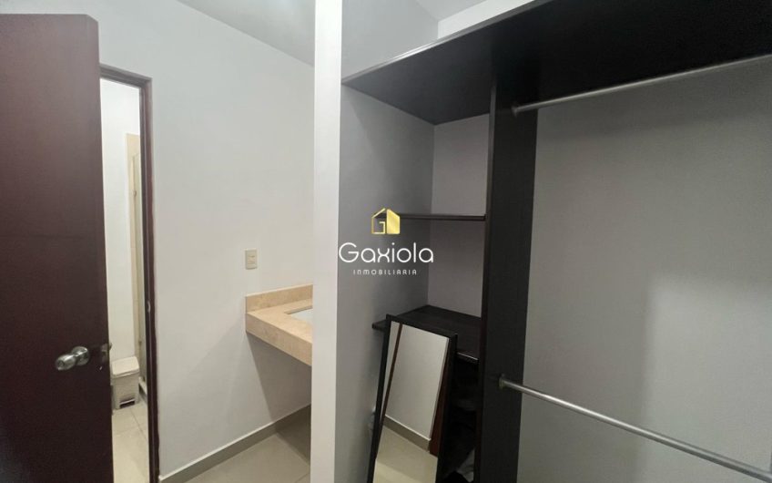 Se RENTA casa amueblada en privada La Perla con acceso controlado y área común